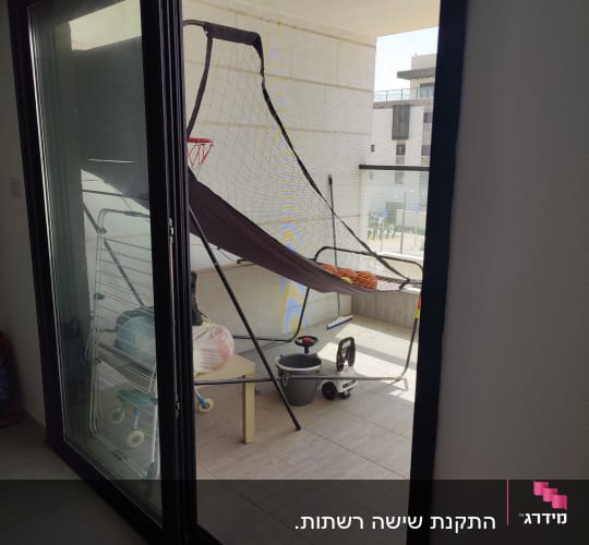 דלת אלומיניום עם מסגרת שחורה במרפסת